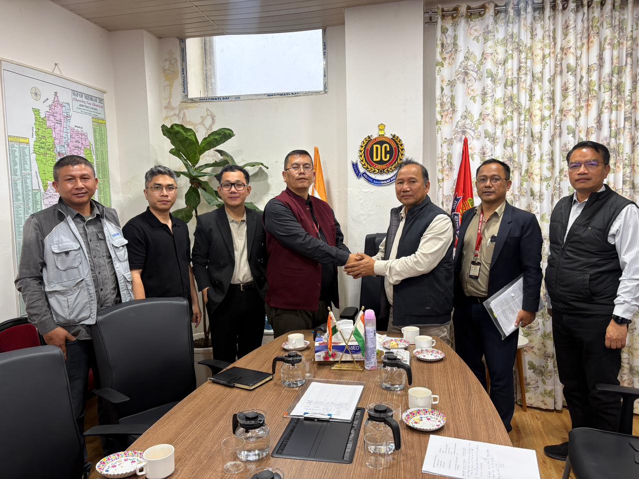 A thlawnin ram pe phal