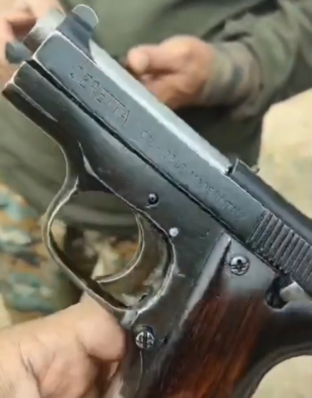 Police leh AR-in pistol an man
