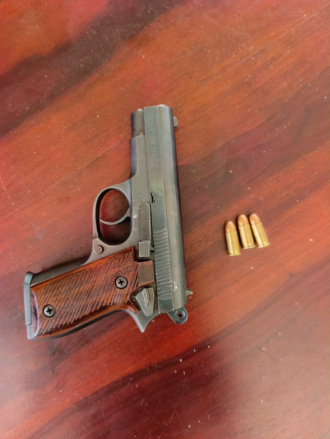 Pistol pakhat an man